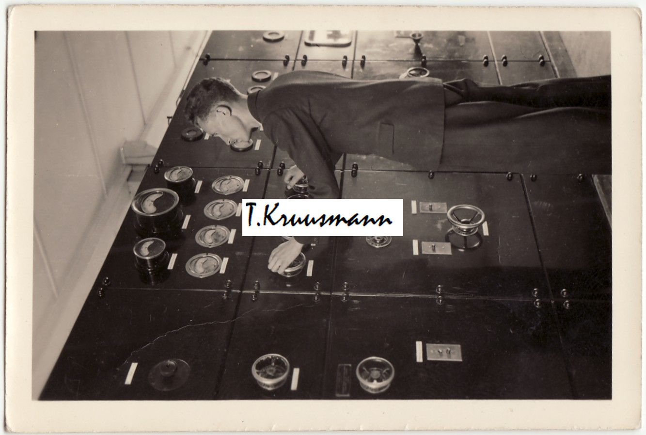 Johannes_Mikkola_raadiojaamas_1944