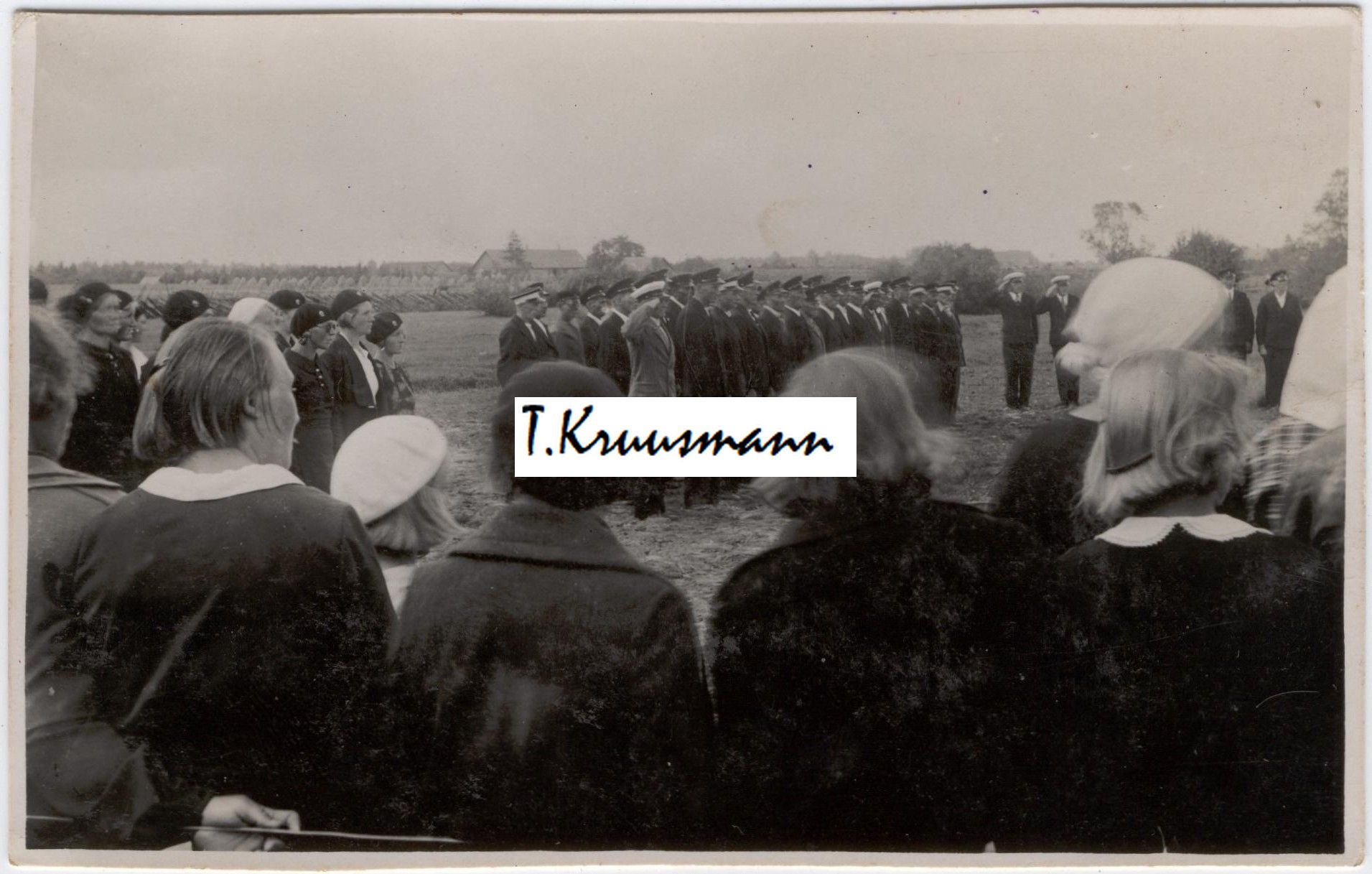 Lõõla_pritsikuuri_juures