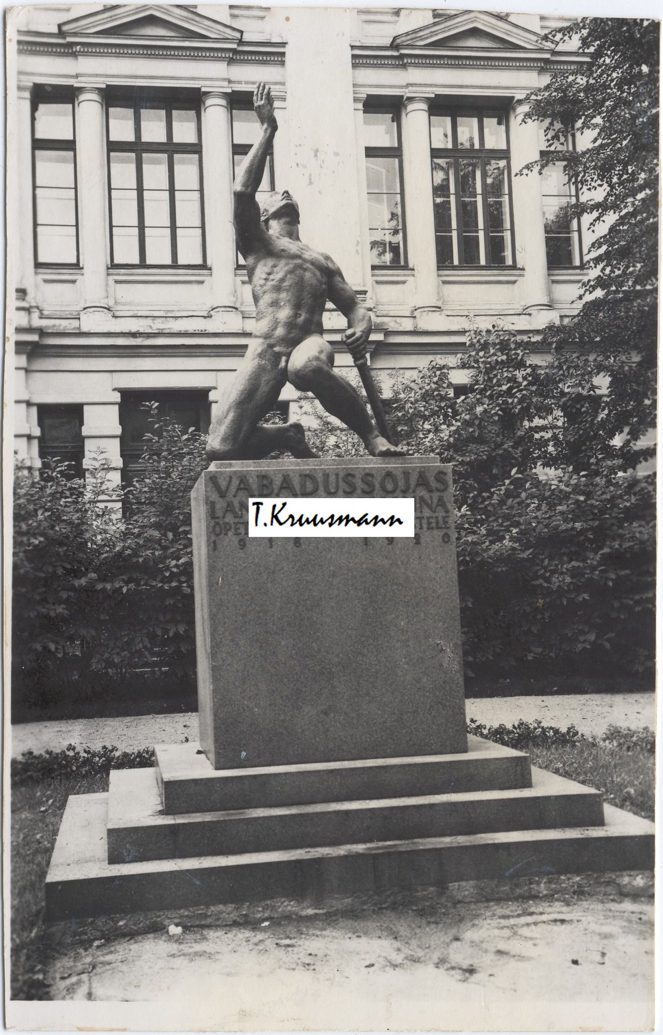 Mälestussammas_langnud_õpilastele_3