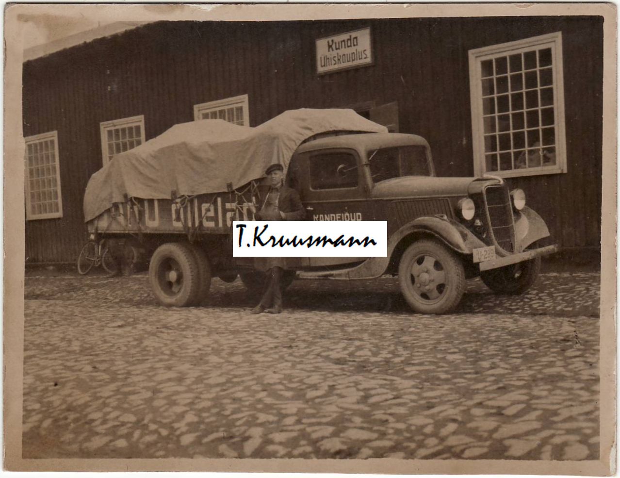 Saku_õlleauto_Ühiskaupluse_ees