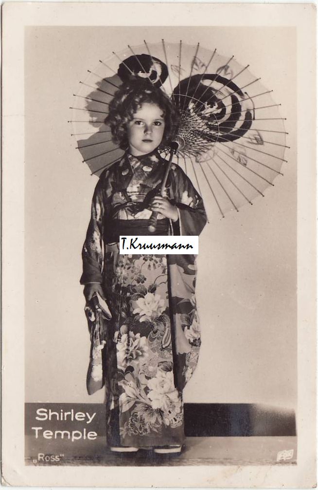 Shirley_Temple_Ross_kimano_ja_päevavarjuga_püsti