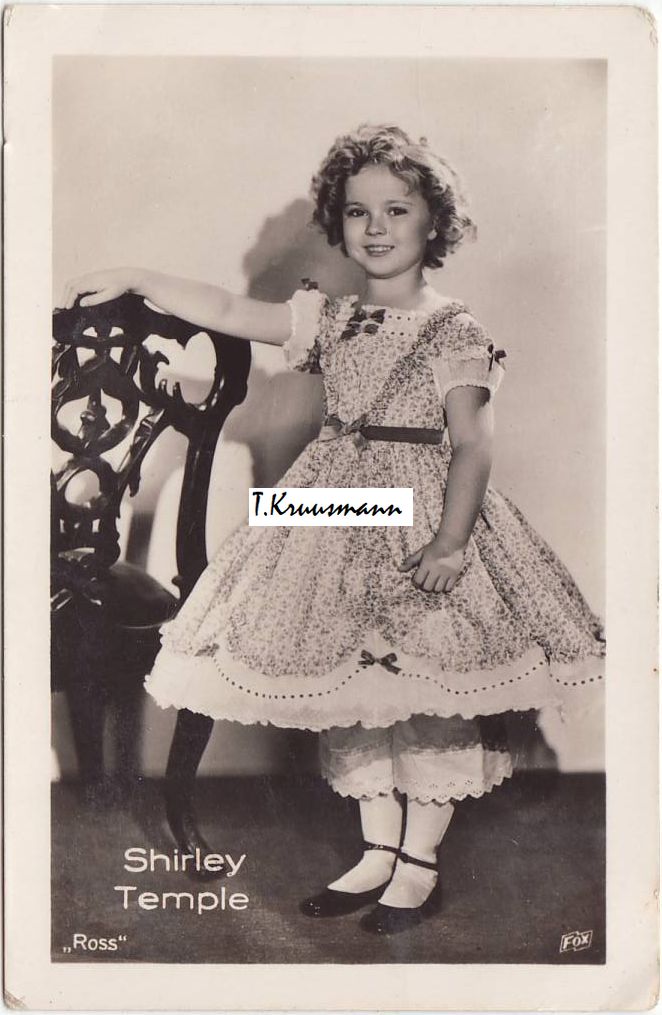 Shirley_Temple_Ross_käsi_tooli_seljatoel
