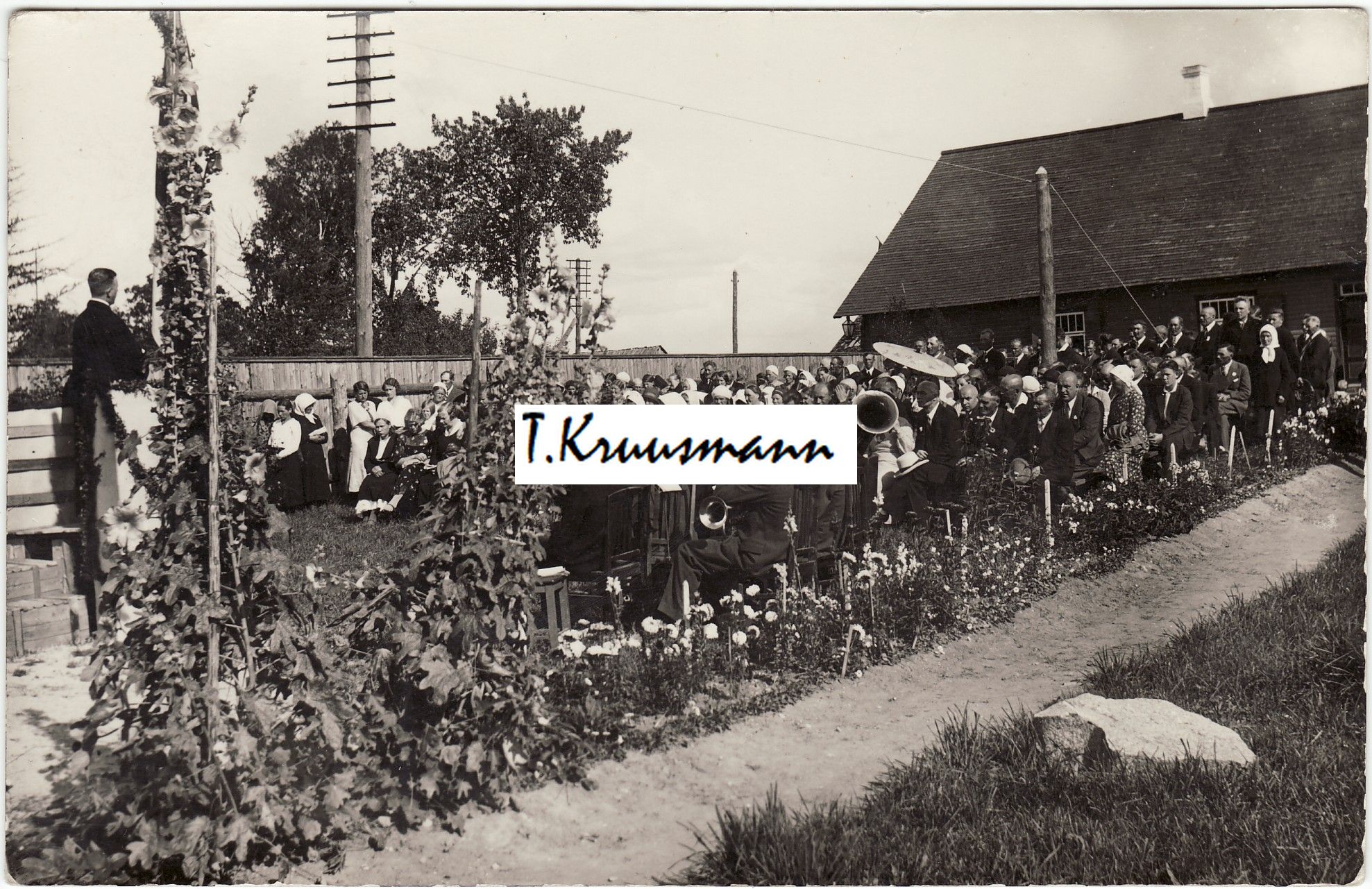 Tarv_Üh_25_juubeli_pidustus_Lai_1_kaupluse_õuel