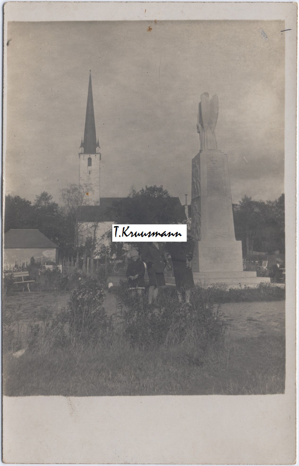 mälestussammas_ja_kirik_2