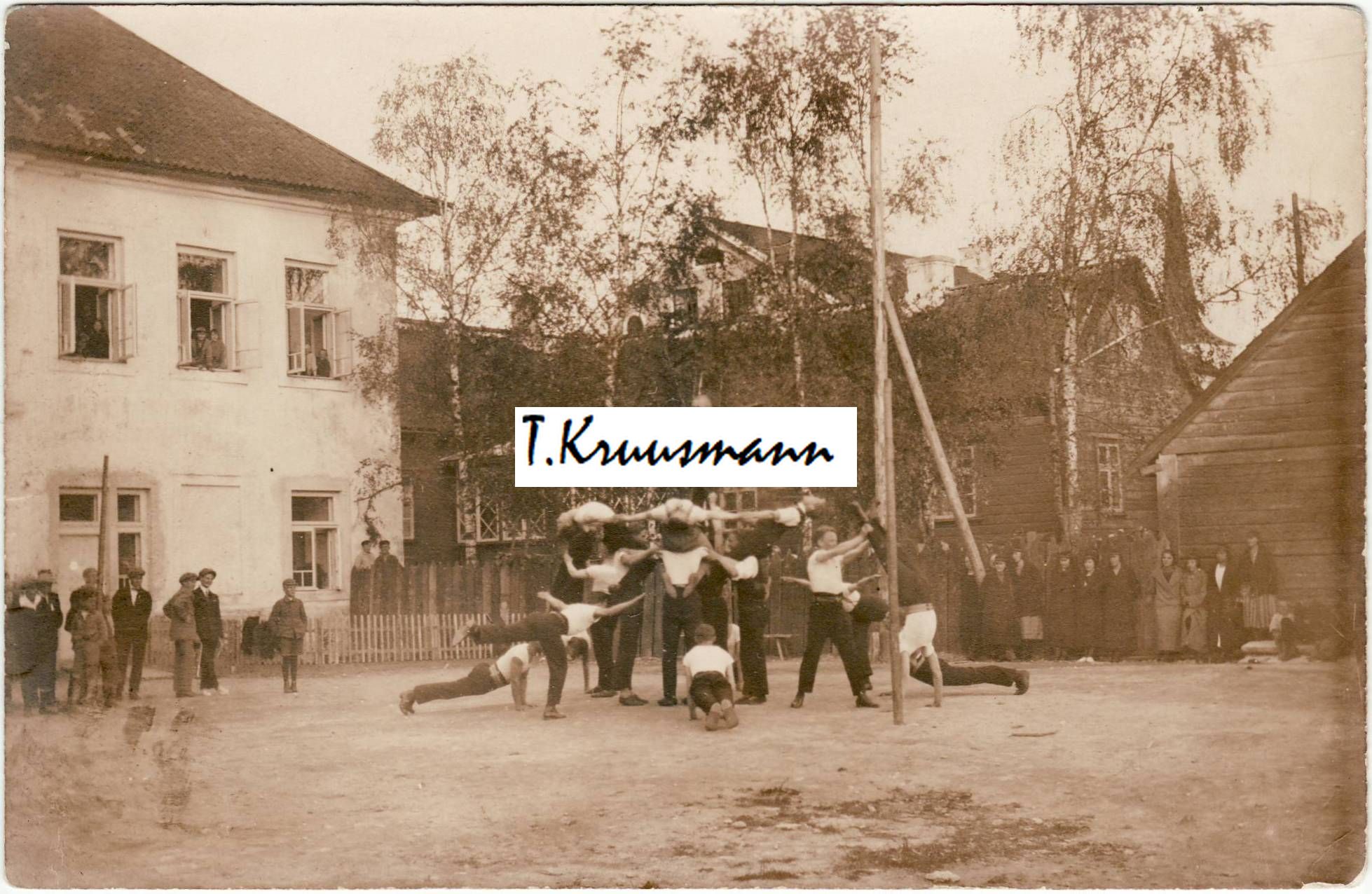 võimlejad_Tallinna_tn._koolimaja_õuel